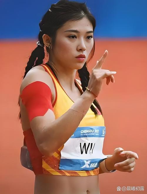 钻石赛女子100米栏：吴艳妮13秒06，刘景扬13秒26，均创赛季最佳